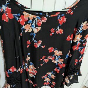 ~NWOT Beautiful Women's blouse.